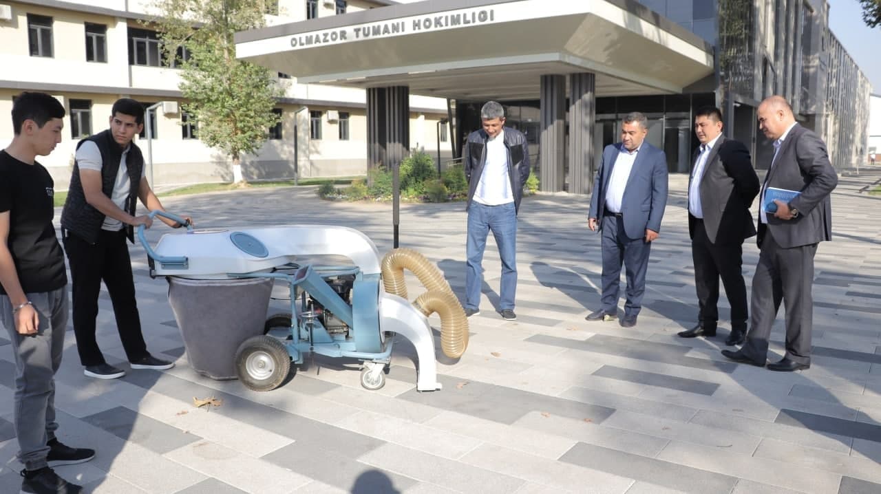 Вы сейчас просматриваете Со стороны Туринского политехнического университет в г. Ташкенте было подарено хокимияту Алмазарского района мобильный листоуборочный аппарат.